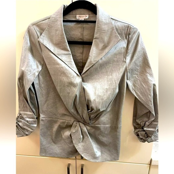 fleur de lis top/ blouse Size M stretch Gray Metallic Color - Picture 1 of 5